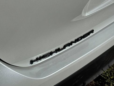 Used 2022 Toyota Highlander XLE AWD/4WD image 6