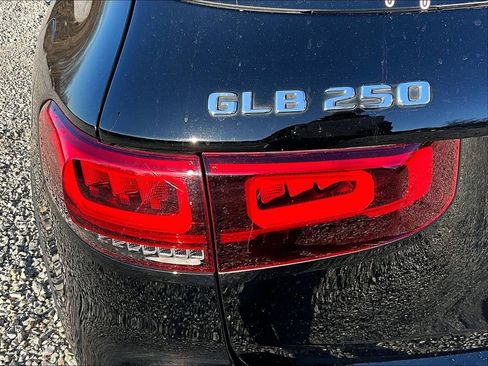 Used 2021 Mercedes-Benz GLB 250 4MATIC image 23
