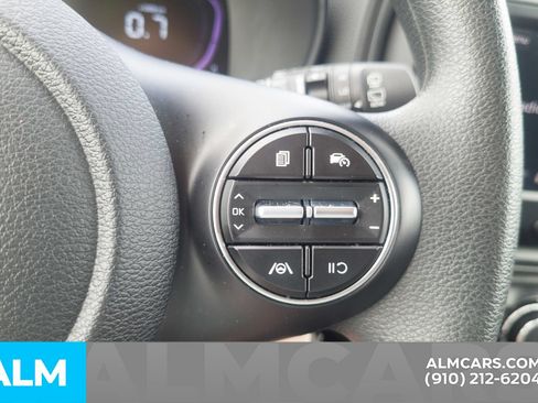 Used 2025 Kia Soul LX w/ LX Technology Package FWD image 11