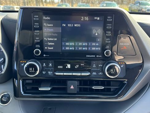 Used 2022 Toyota Highlander XLE image 13