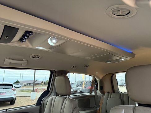 Used 2015 Chrysler Town & Country Touring w/ Driver Convenience Group image 24