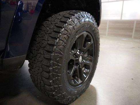 Used 2017 Toyota 4Runner SR5 AWD/4WD image 5