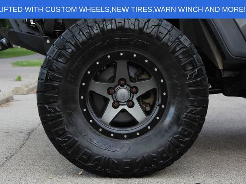 Used 2019 Jeep Wrangler Unlimited Sahara w/ Cold Weather Group AWD/4WD image 25