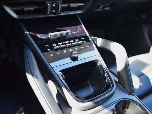 Certified 2025 Porsche Cayenne image 33