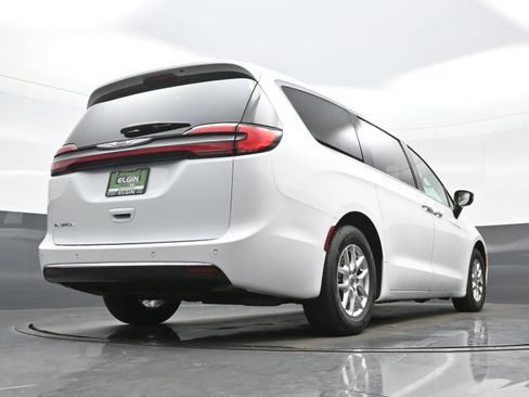 Used 2024 Chrysler Pacifica Touring-L FWD image 30