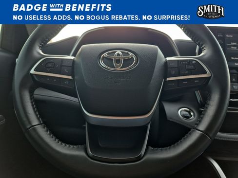 Used 2022 Toyota Highlander XLE AWD/4WD image 25