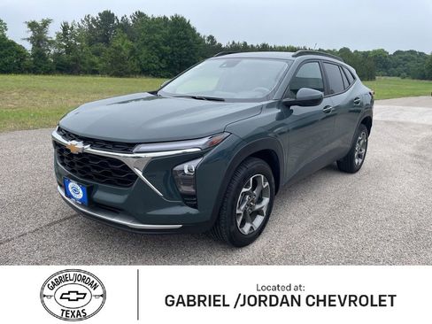 Used 2025 Chevrolet Trax LT FWD image 1