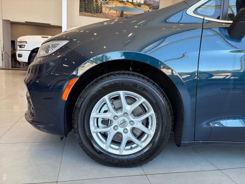 Used 2023 Chrysler Pacifica Touring-L FWD image 10