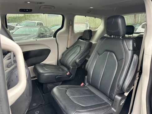 Used 2019 Chrysler Pacifica Touring-L image 15