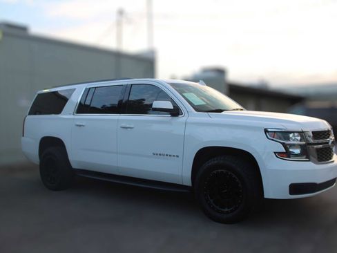 Used 2019 Chevrolet Suburban LT image 3