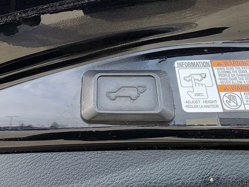 Used 2016 Toyota RAV4 Limited image 19