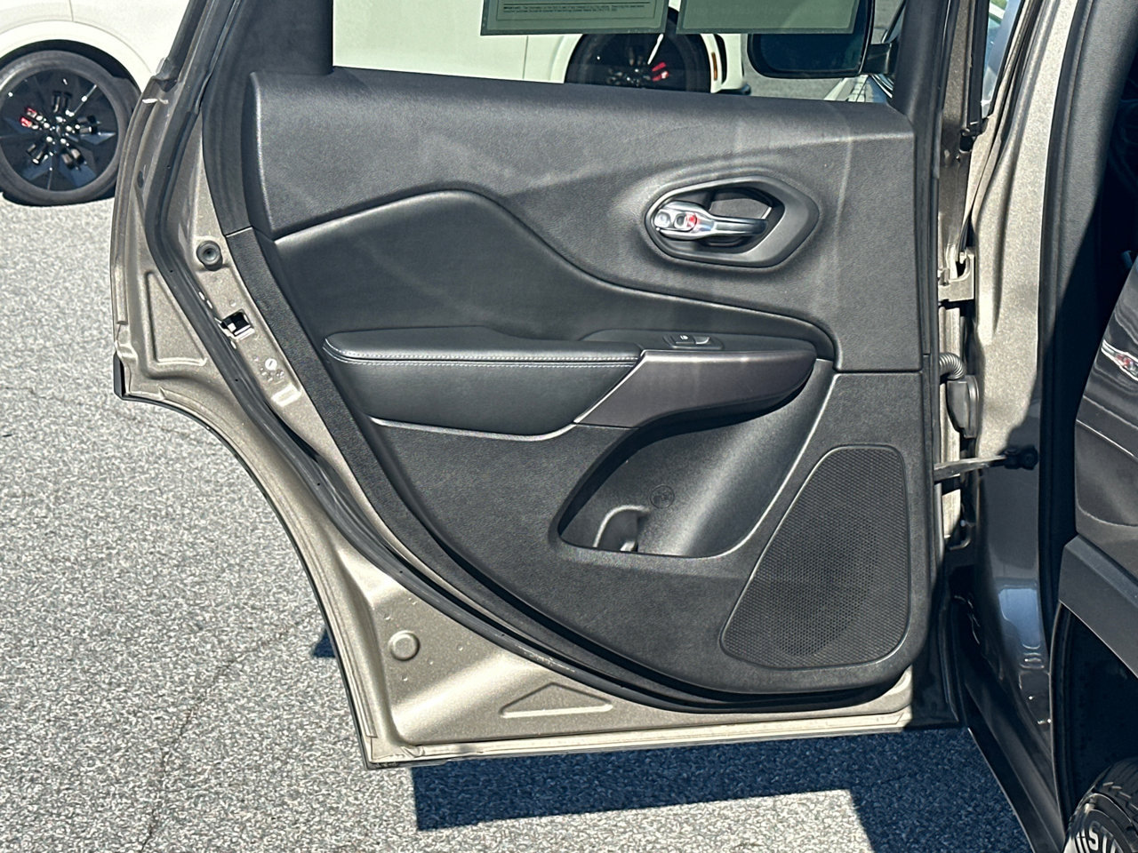 Used 2019 Jeep Cherokee Latitude w/ Popular Appearance Group FWD image 21