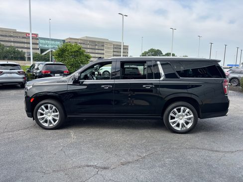 Used 2024 Chevrolet Suburban High Country w/ Premium Package AWD/4WD image 4