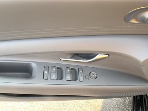 Used 2023 Hyundai Elantra SE FWD image 11