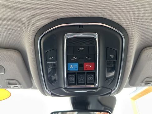 Used 2024 Jeep Grand Cherokee Limited AWD/4WD image 39