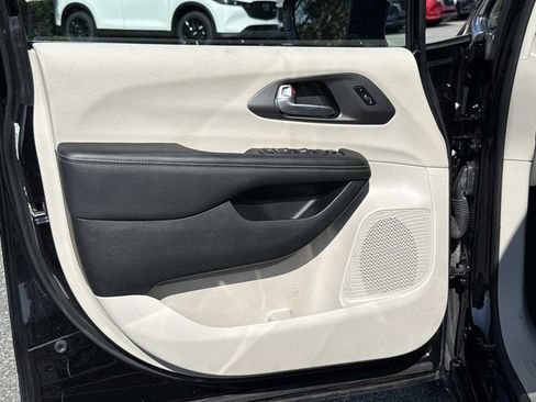 Used 2024 Chrysler Pacifica Touring-L image 22