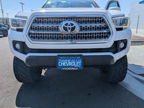 Used 2017 Toyota Tacoma TRD Off-Road AWD/4WD image 5