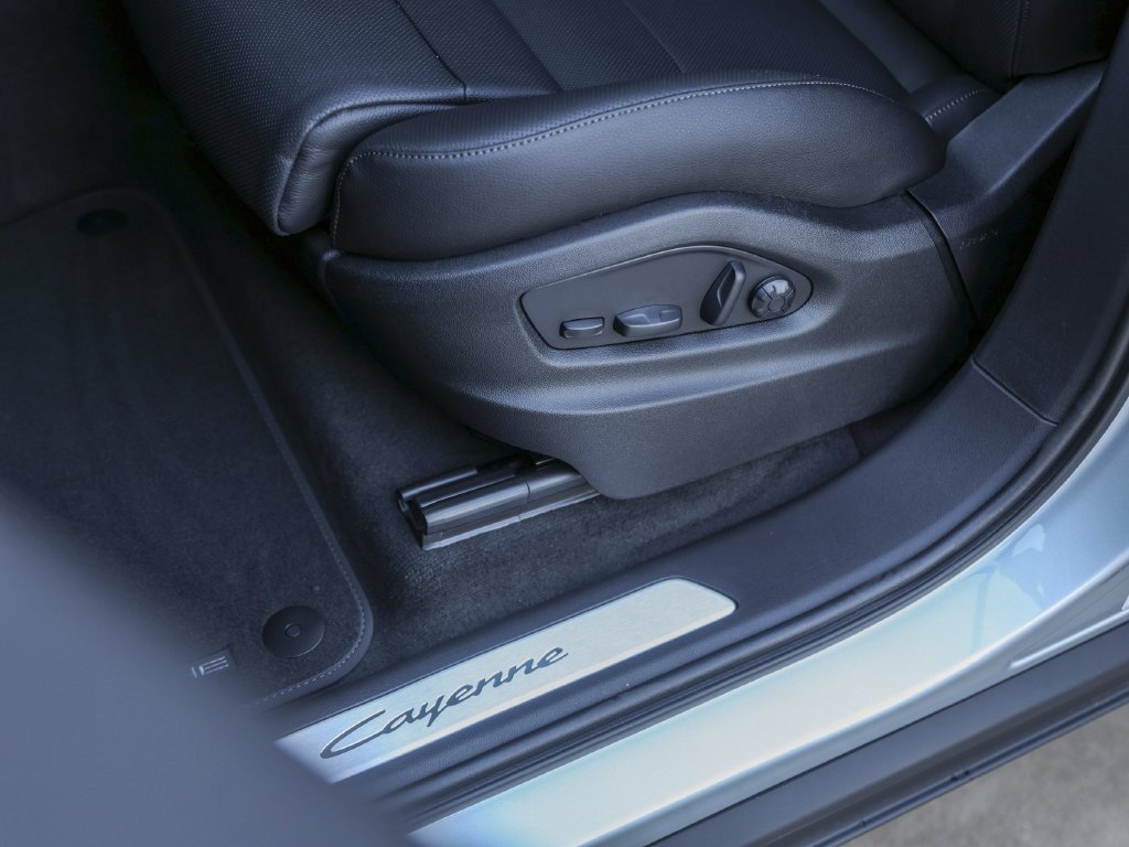 Certified 2026 Porsche Cayenne AWD/4WD image 16