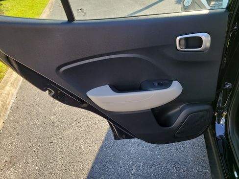 Used 2025 Hyundai Venue SEL FWD image 12
