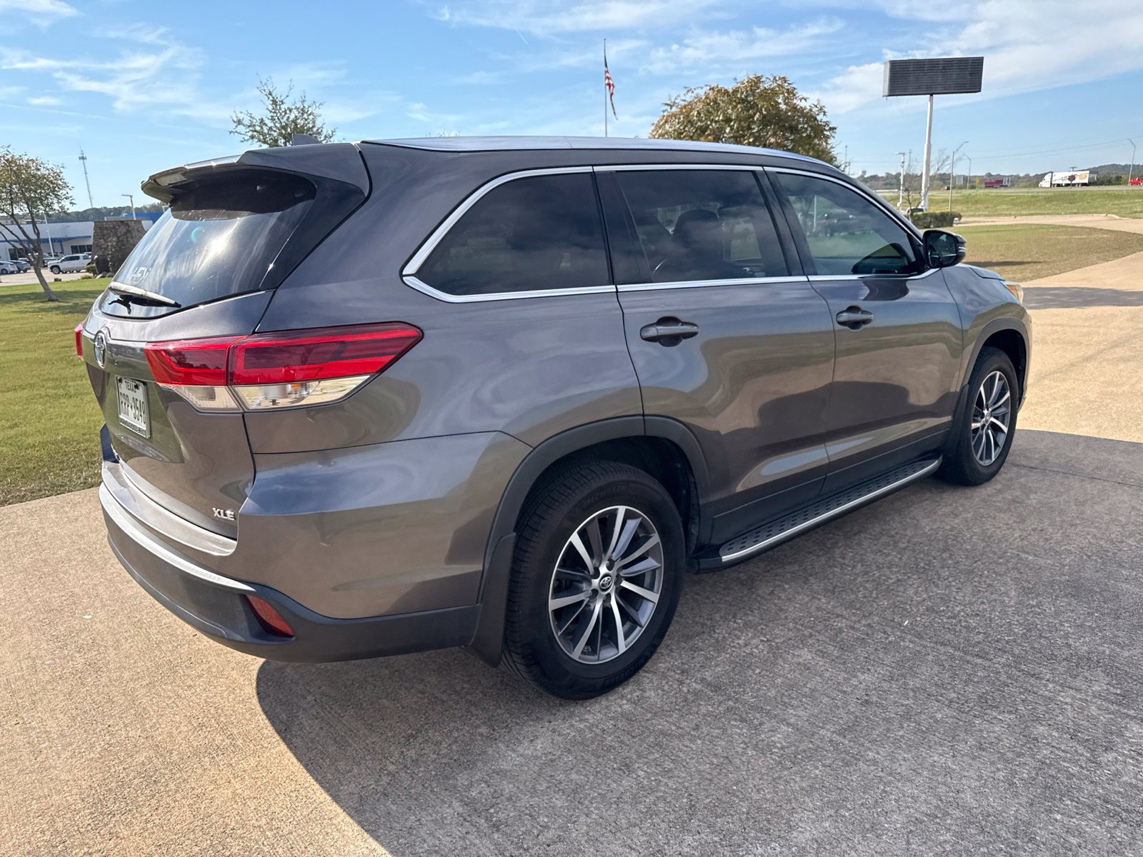 Used 2019 Toyota Highlander XLE FWD image 14