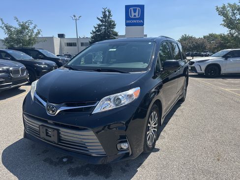 Used 2019 Toyota Sienna XLE FWD image 1
