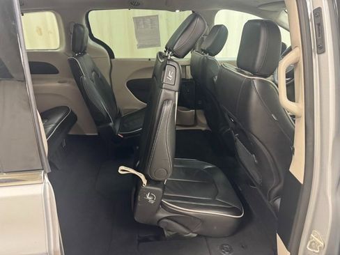 Used 2024 Chrysler Pacifica Limited image 36