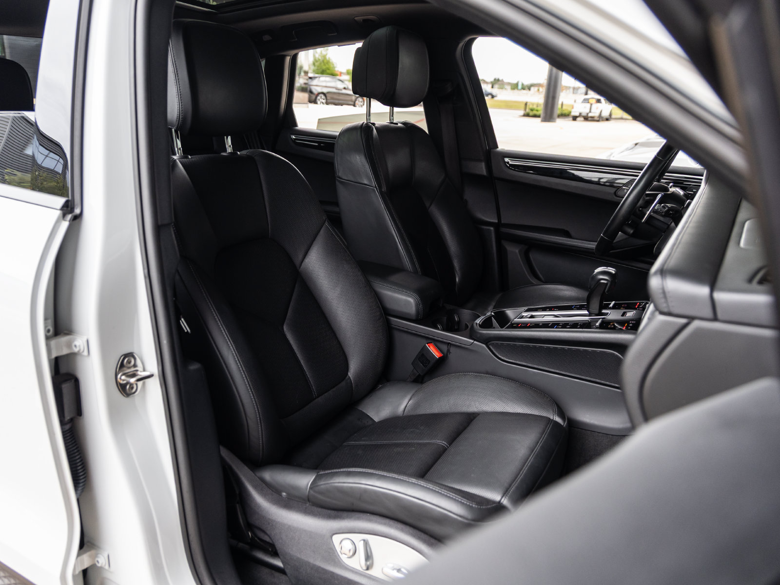 Used 2022 Porsche Macan S AWD/4WD image 39