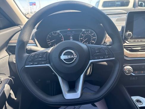 Used 2025 Nissan Altima 2.5 SV FWD image 17