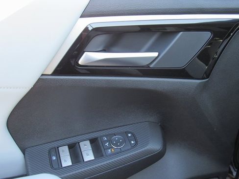 New 2025 Mitsubishi Outlander SE image 11