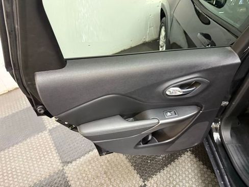 Certified 2022 Jeep Cherokee Latitude Lux image 36