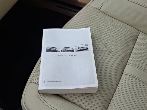 Used 2014 Lincoln MKS FWD image 25