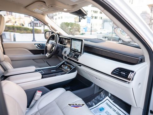 Used 2018 Lincoln Navigator Select w/ Technology Package image 15