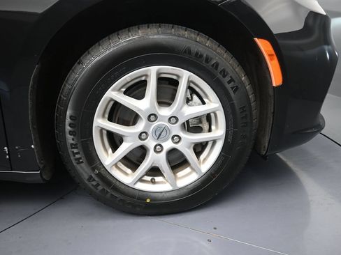 Used 2024 Chrysler Pacifica Touring-L FWD image 6
