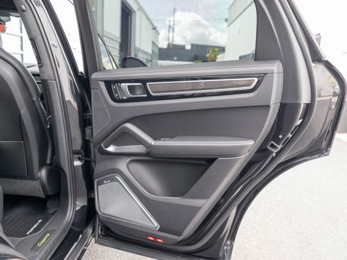 Used 2022 Porsche Cayenne Turbo S AWD/4WD image 30