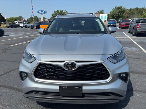 Used 2024 Toyota Highlander XLE FWD image 2