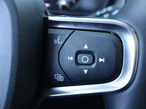 Used 2025 Volvo XC40 B5 Core image 21