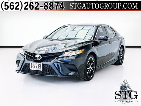 Used 2019 Toyota Camry SE w/ Carpet Mat Package FWD image 1