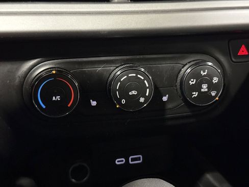 Used 2024 Chevrolet Trax RS FWD image 16