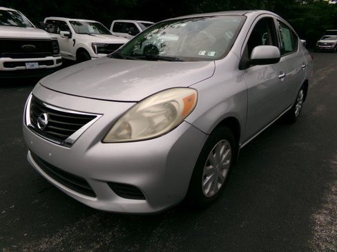 Used 2014 Nissan Versa SV FWD image 4