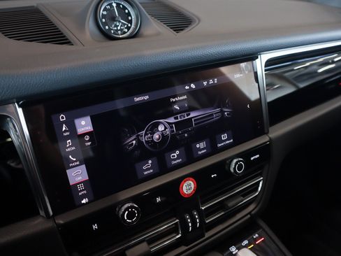 Certified 2026 Porsche Macan AWD/4WD image 18