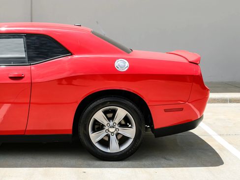 Used 2018 Dodge Challenger SXT RWD image 10