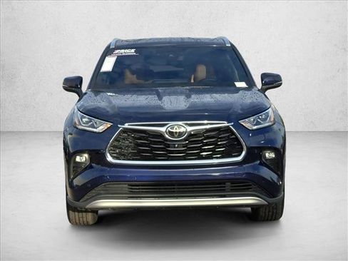 Used 2021 Toyota Highlander Platinum FWD image 2