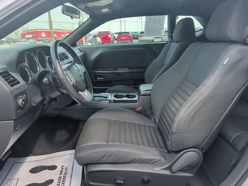 Used 2014 Dodge Challenger SXT image 8