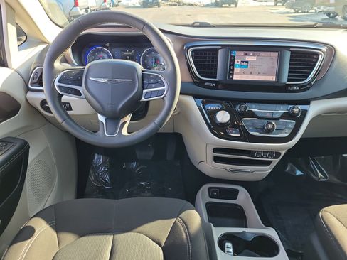 Used 2024 Chrysler Voyager LX image 10