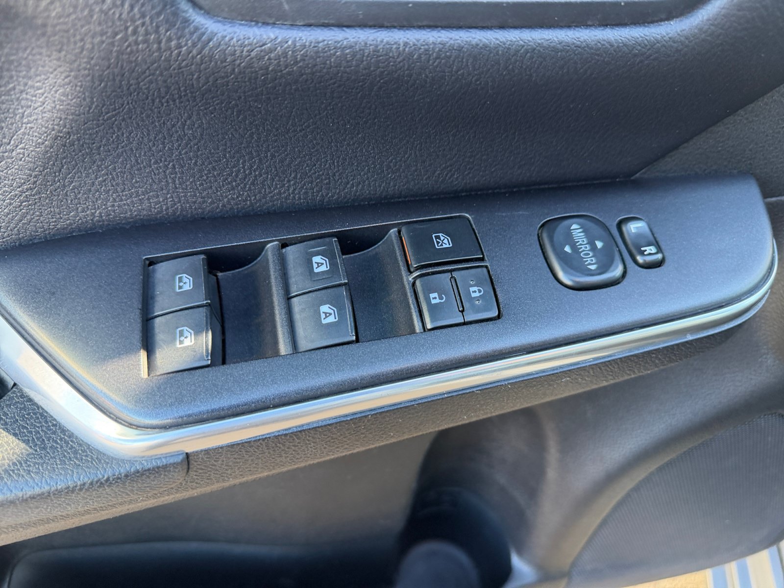 Used 2017 Toyota Camry SE FWD image 17