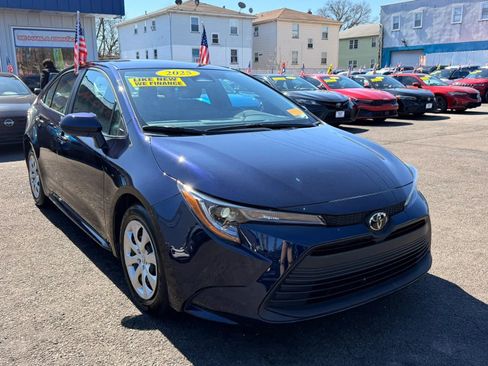 Used 2025 Toyota Corolla LE image 2