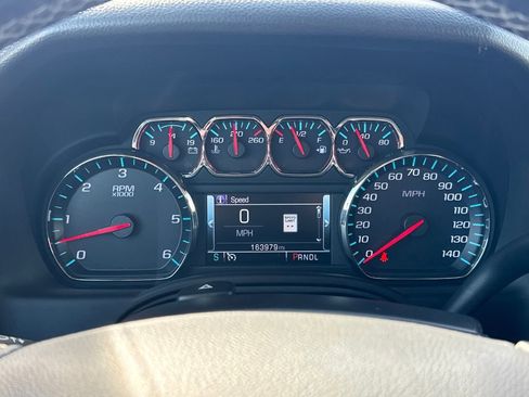 Used 2019 Chevrolet Suburban LT image 21