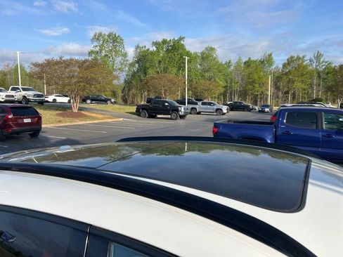 Used 2021 Porsche Macan image 3