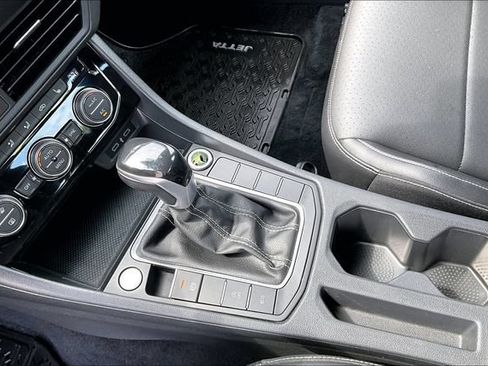 Used 2022 Volkswagen Jetta SE FWD image 18