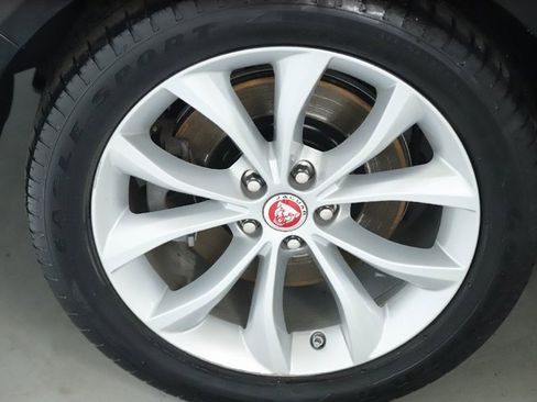 Used 2018 Jaguar XF Premium image 40